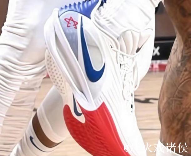 坎宁安脚踩红绿配色G.T Cut3，豪取32分4篮板10助攻